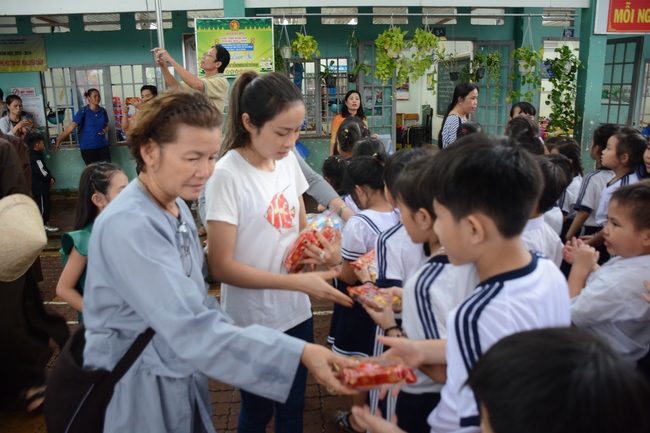 Giving gift portions to pupils on the occasion of Mid-Autumn Festival